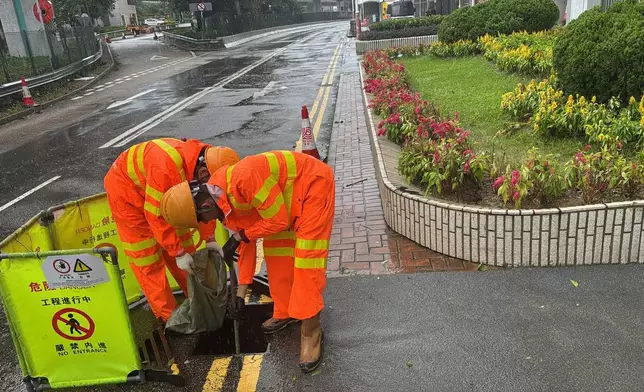 政府各部門繼續為超強颱風樺加沙襲港善後，包括檢查河道及渠道、潛在風險的斜坡、樹木和構築物等等。發展局FB圖片