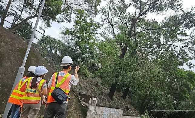 政府各部門繼續為超強颱風樺加沙襲港善後，包括檢查河道及渠道、潛在風險的斜坡、樹木和構築物等等。發展局FB圖片