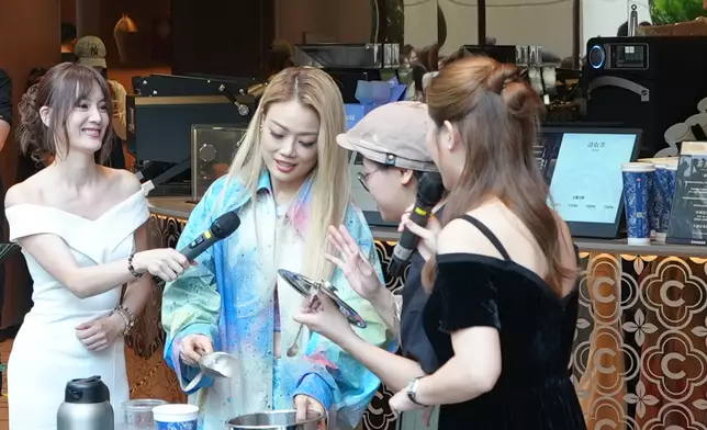 容祖兒不僅與品牌一同主持揭幕儀式，亦即場示範調製茶飲。巴士的報記者攝