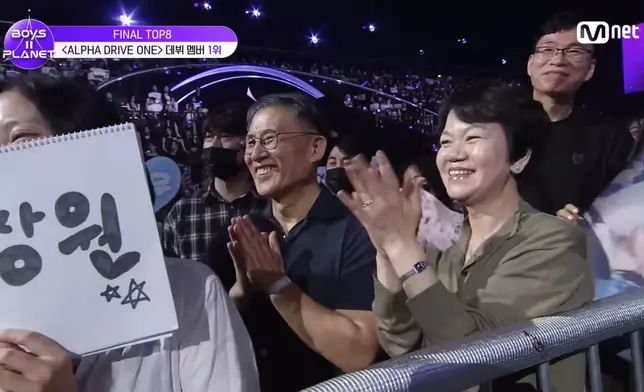 李相沅父母也在台下見證兒子出道。影片截圖