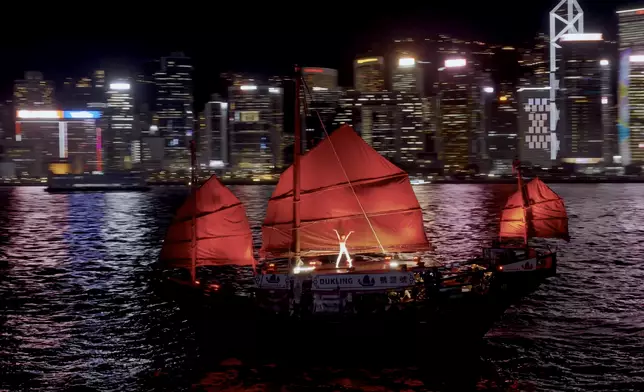 團隊在帆船上拍攝，充滿電影感，為MV增添了戲劇色彩與難忘的氛圍。