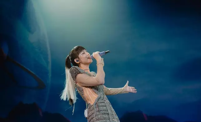 炎明熹（Gigi）正式「復出」幕前，並將於11月參演大型原創音樂劇《一束光 一 高錕的記憶》。