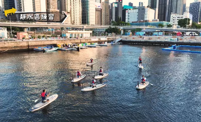 MIRROR成員Lokman、AK、Alton、Frankie維港試玩直立板。