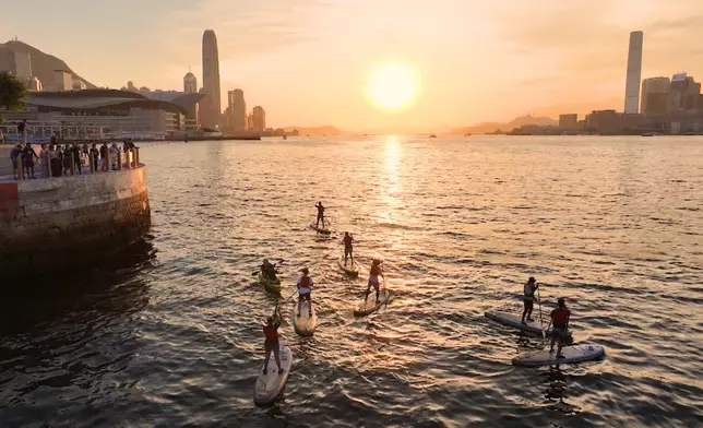 MIRROR成員Lokman、AK、Alton、Frankie維港試玩直立板。