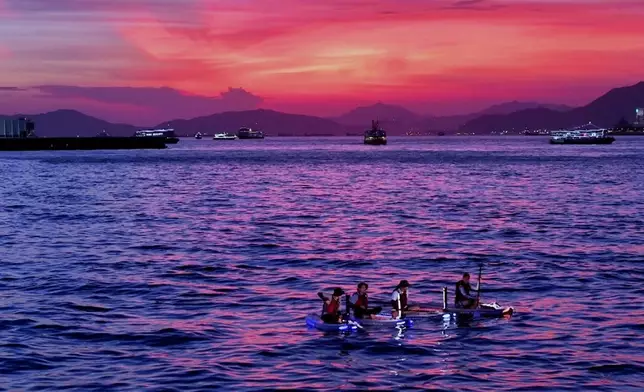 在維港海中心欣賞日落。