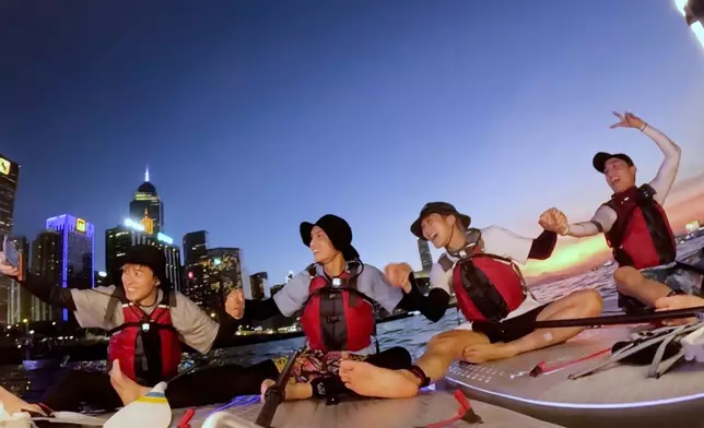 在維港海中心欣賞日落。