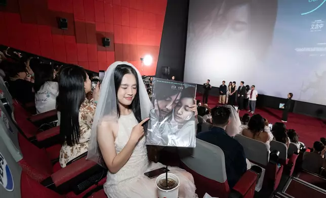 數十位女粉絲穿白色婚紗，精心打扮。