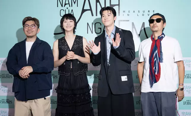 導演龔兆平、製作及藝術總監文念中和演員許光漢、袁澧林出席《他年她日》記者會。