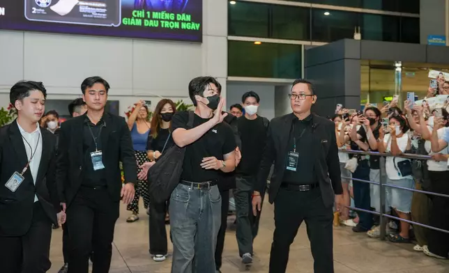 越南機場破千粉絲凌晨接機。