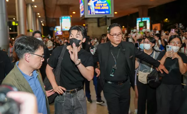 越南機場破千粉絲凌晨接機。