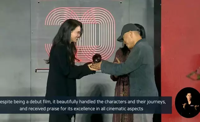 她領獎時難掩激動情緒。