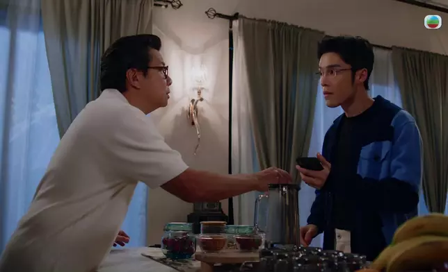 丁丁發現子誠偷偷地同佢阿姐通電，個樣勁恨。