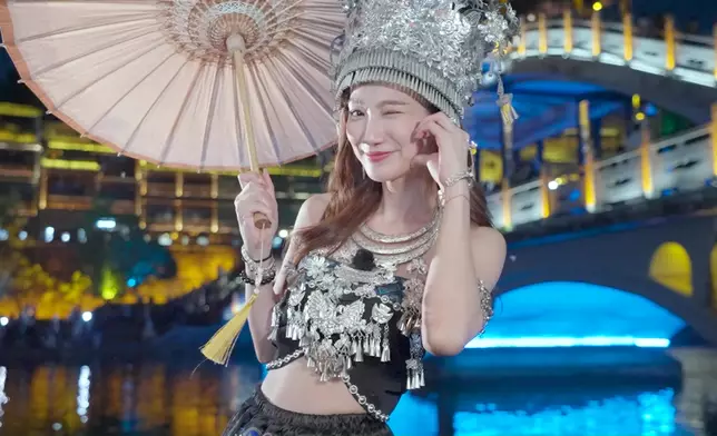 Cathy的貴氣公主裝造型，不但出塵脫俗、弗爆蛇腰更是相當醒目！