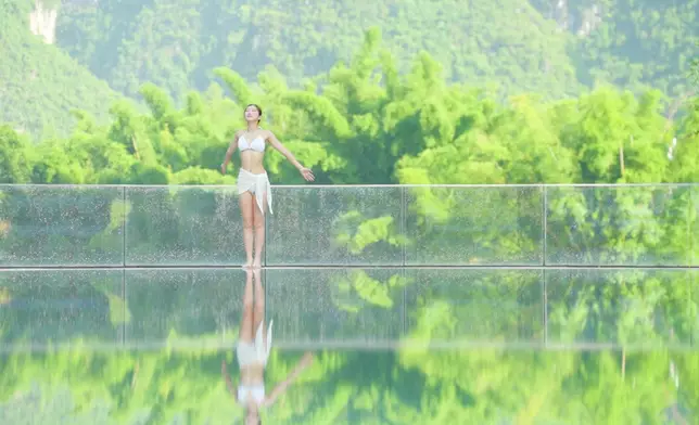 今晚（26日）一集，Cathy則會身穿白色三點式、在飽覽桂林美景的工廠式酒店泳池內暢泳。