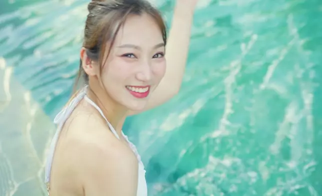 今晚（26日）一集，Cathy則會身穿白色三點式、在飽覽桂林美景的工廠式酒店泳池內暢泳。