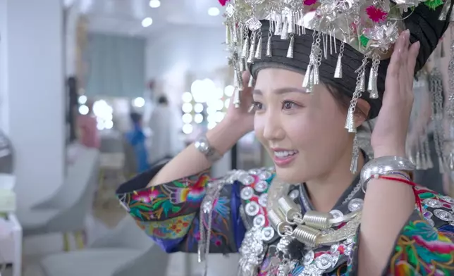 當秀怡見到自己逐步與原貌遠離的「苗族」樣後，全程驚呼不已，再加望落都覺得重到腰骨痛的重型頭飾，更是叫苦連天。