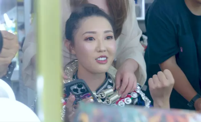 當秀怡見到自己逐步與原貌遠離的「苗族」樣後，全程驚呼不已，再加望落都覺得重到腰骨痛的重型頭飾，更是叫苦連天。