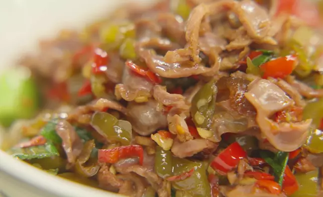 三人到當地一間網紅店品嚐以辣聞名的湘菜，Leonard食辣食到汗流浹背、嘴唇紅腫。