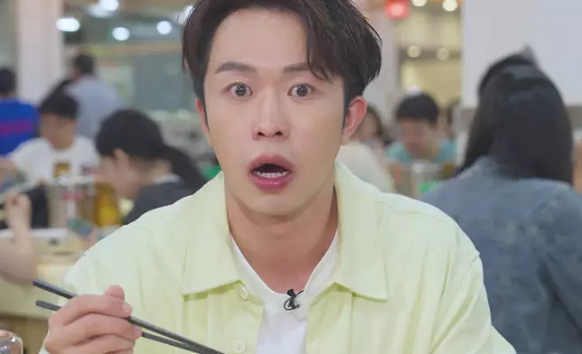 三人到當地一間網紅店品嚐以辣聞名的湘菜，Leonard食辣食到汗流浹背、嘴唇紅腫。