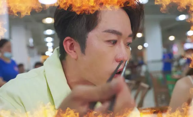 三人到當地一間網紅店品嚐以辣聞名的湘菜，Leonard食辣食到汗流浹背、嘴唇紅腫。