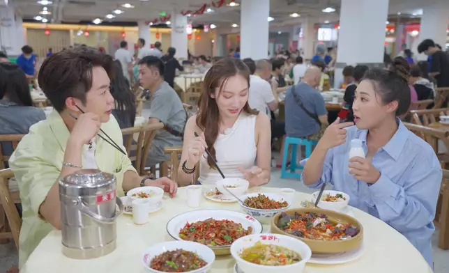 三人到當地一間網紅店品嚐以辣聞名的湘菜，Leonard食辣食到汗流浹背、嘴唇紅腫。