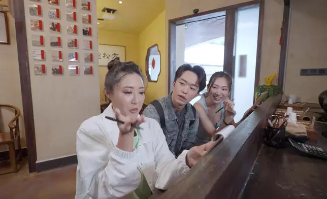 三人前往當地按摩店放鬆一番。