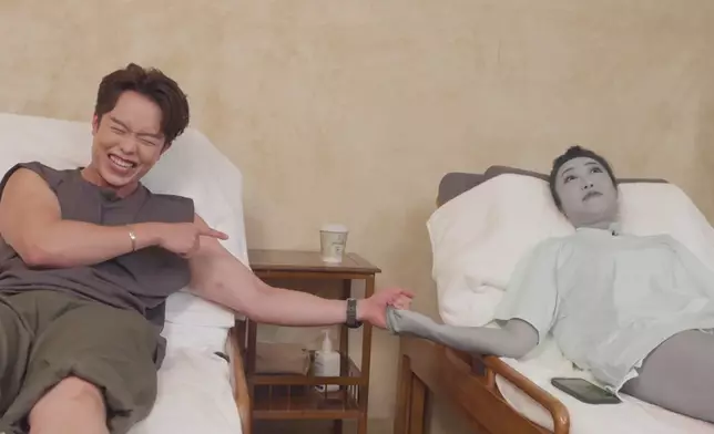 秀怡和Leonard在進行「漢方足浴+推拿」療程期間，分別被按摩師按壓穴位，痛得二人伸手緊捉對方，而林秀怡甚至痛得臉容扭曲，十分搞笑。