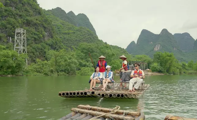 三人乘坐竹筏欣賞灕江景色，但Cathy似乎想踩沉Leonard隻竹筏？