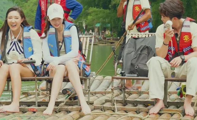 三人乘坐竹筏欣賞灕江景色，但Cathy似乎想踩沉Leonard隻竹筏？