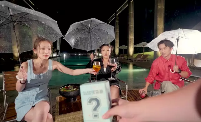 三人傾訴心聲時，終極盲盒突然現身，到底有什麼驚喜等待著他們呢？