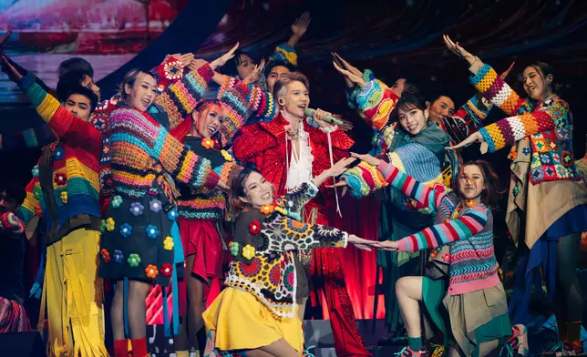 關智斌（Kenny）時隔6年再度舉行個人演唱會，昨晚（9月26日）於啟德體藝館展開一連兩場《The Endless Adventure Live in Hong Kong》。