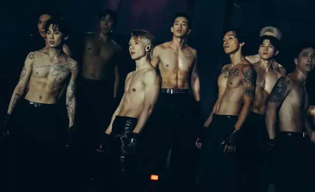 大晒麒麟臂同腹肌！