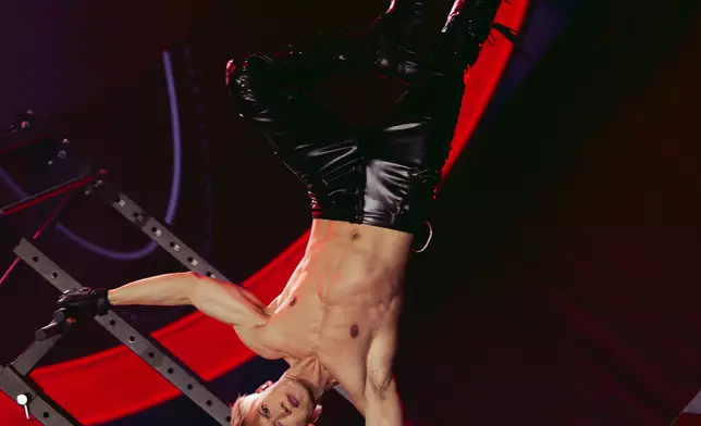 Kenny在街頭健身架做出難度極高的「人體國旗」和單槓走樓梯，引起全場哄動。