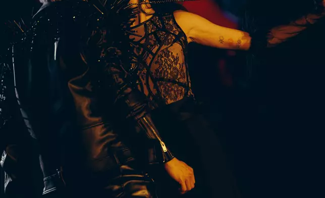 鄭希怡（Yumiko）同Kenny大玩SM頸圈唱《相對濕度》！