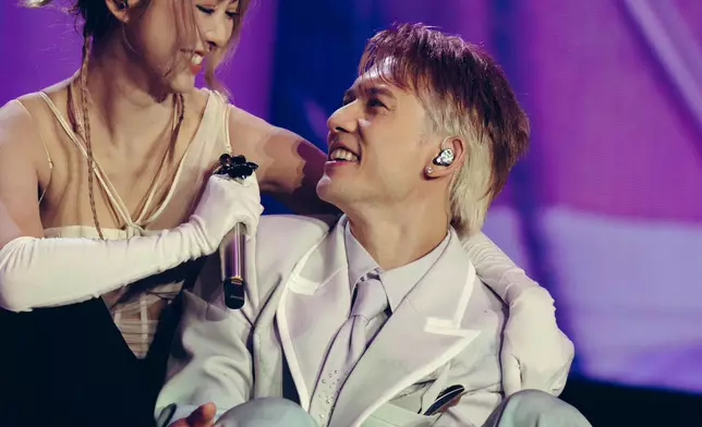 正在北京做巡迴的薛凱琪（Fiona）表示專誠為Kenny回港。