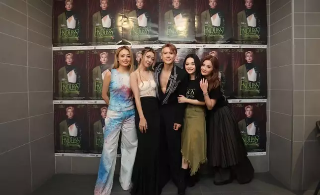 關智斌（Kenny）時隔6年再度舉行個人演唱會，昨晚（9月26日）於啟德體藝館展開一連兩場《The Endless Adventure Live in Hong Kong》。