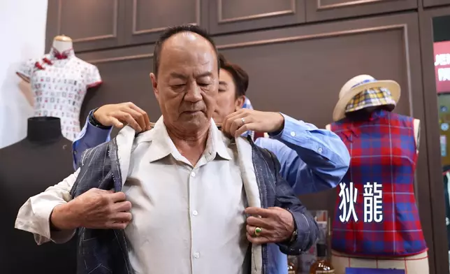 但佢主要係偏向保持威嚴一面嘅。