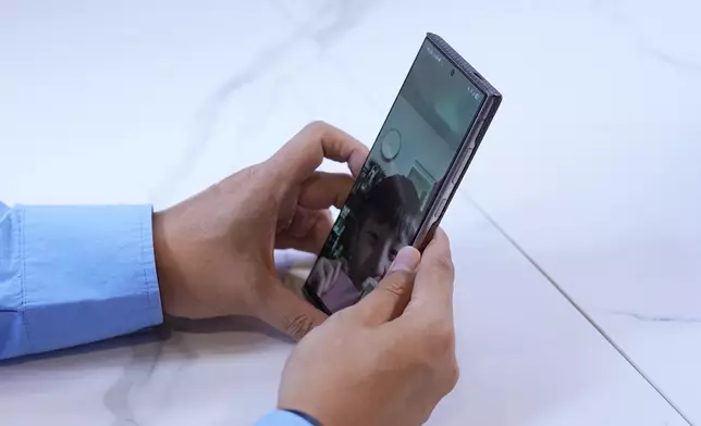 兩仔爺齊齊同狄龍孫仔視像。