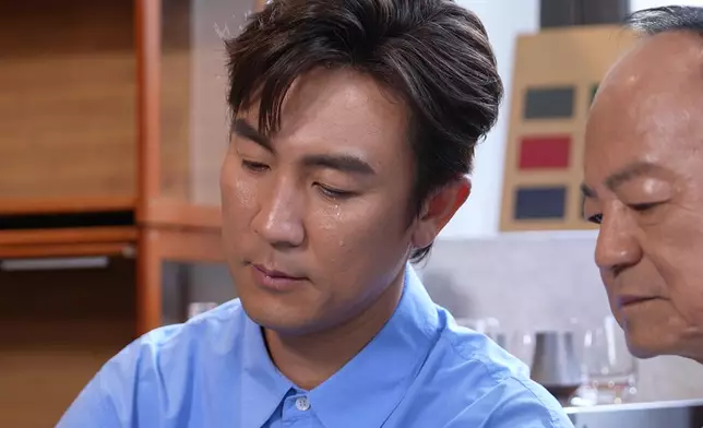 兩仔爺齊齊同狄龍孫仔視像。