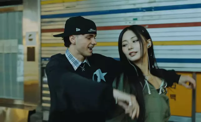 《Blink》MV充滿浪漫氣氛。 MV截圖