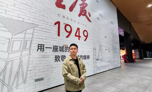 《重慶．1949》藝術團長徐善濤向參訪團作出介紹。巴士的報記者攝