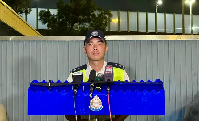 港島總區交通部執行及管制組特遣隊督察葉頌朗向傳媒簡報案情。