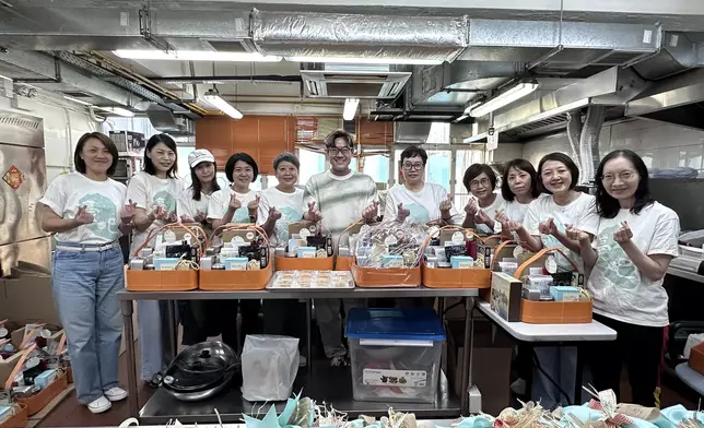 啟豪與一眾參與包裝禮籃豪殼義工合照。