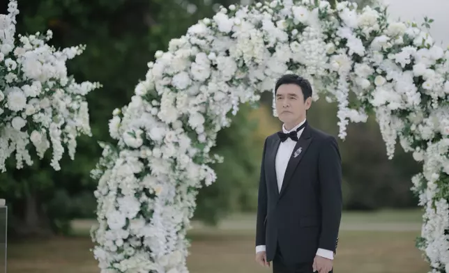 鍾鎮濤飾演醫療集團最高領導人王進濤。