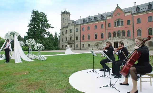 遠赴布拉格拍外景，啲景靚到不得了。