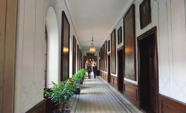 遠赴布拉格拍外景，啲景靚到不得了。