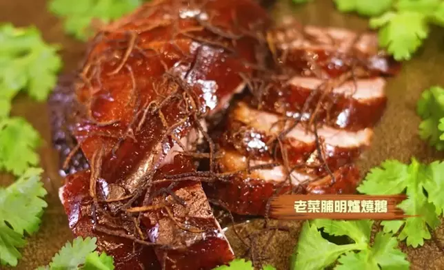 品嚐多道招牌菜，包括：老菜脯明爐燒鵝、薑蔥汁煎蟹鉗、乾炒本地牛柳陳村粉、魚子醬雞粥脆皮花膠等。