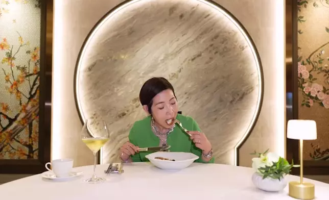 黎芷珊品嚐薑蔥汁煎蟹鉗時更大讚：「同我expect傳統嘅薑蔥蟹好唔同，好精緻！」