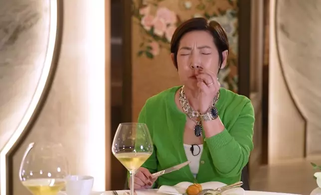 黎芷珊品嚐薑蔥汁煎蟹鉗時更大讚：「同我expect傳統嘅薑蔥蟹好唔同，好精緻！」