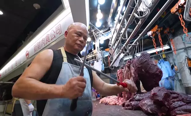 莫先生表示正式的騸牯牛，需要每天凌晨3:30開始劏肉。